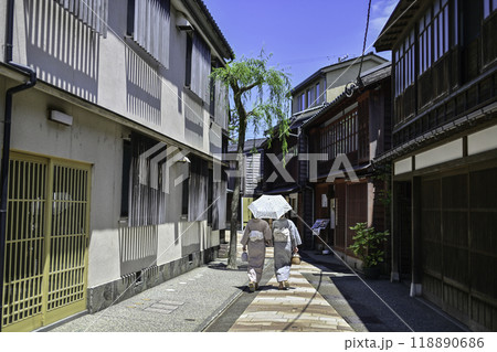 夏のひがし茶屋街を散策する着物女子 118890686