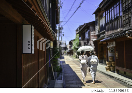 夏のひがし茶屋街を散策する着物女子 夏のひがし茶屋街を散策する着物女子 118890688