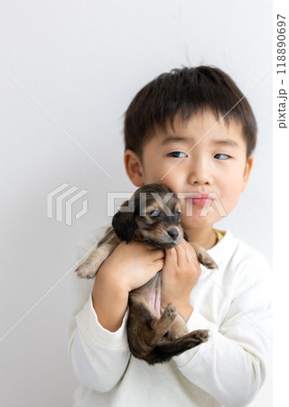 愛犬との家族写真　仔犬　カニンヘンダックスフンド 118890697