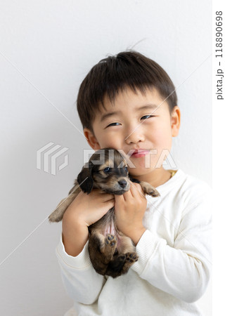 愛犬との家族写真　仔犬　カニンヘンダックスフンド 118890698