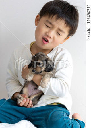 愛犬との家族写真　仔犬　カニンヘンダックスフンド 118890716