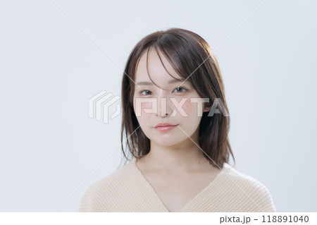 韓国風メイクと服を着た若い女性 韓国風メイクと服を着た若い女性 118891040