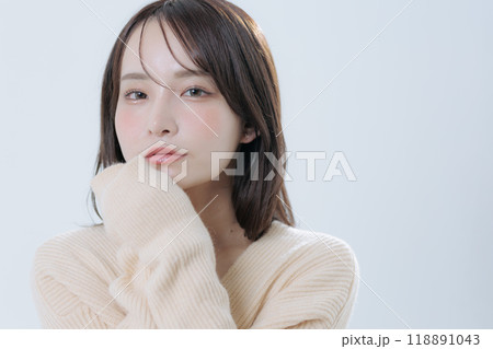韓国風メイクと服を着た若い女性 118891043