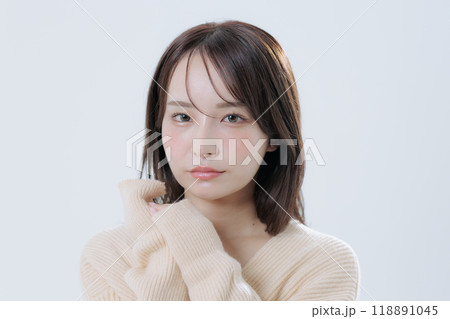 韓国風メイクと服を着た若い女性 118891045