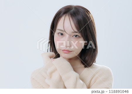 韓国風メイクと服を着た若い女性 118891046