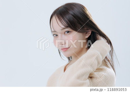 韓国風メイクと服を着た若い女性 韓国風メイクと服を着た若い女性 118891053