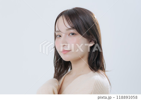 韓国風メイクと服を着た若い女性 118891058