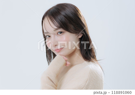韓国風メイクと服を着た若い女性 韓国風メイクと服を着た若い女性 118891060