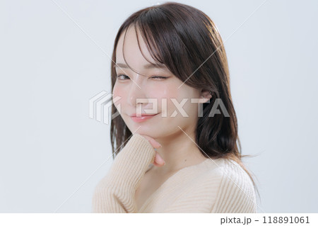 韓国風メイクと服を着た若い女性 118891061