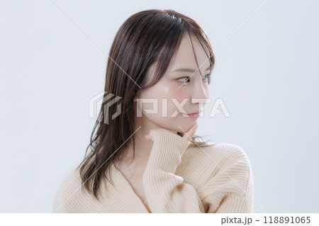 韓国風メイクと服を着た若い女性 118891065