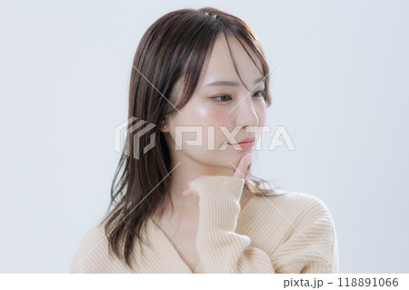 韓国風メイクと服を着た若い女性 118891066