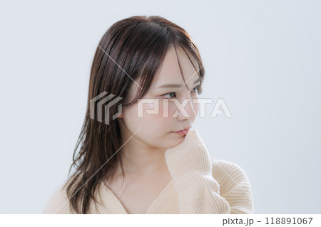 韓国風メイクと服を着た若い女性 118891067