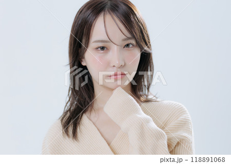 韓国風メイクと服を着た若い女性 118891068