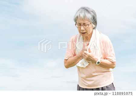 運動中に胸が苦しくなる高齢者女性・シニア女性 118891075