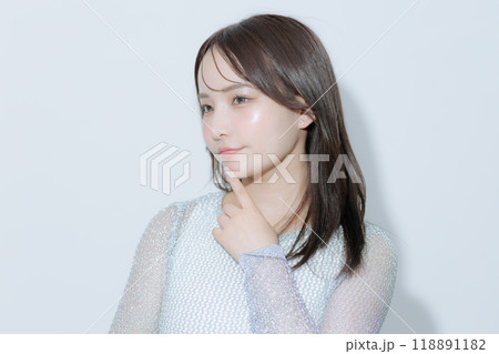 韓国風メイクと服を着た若い女性 118891182
