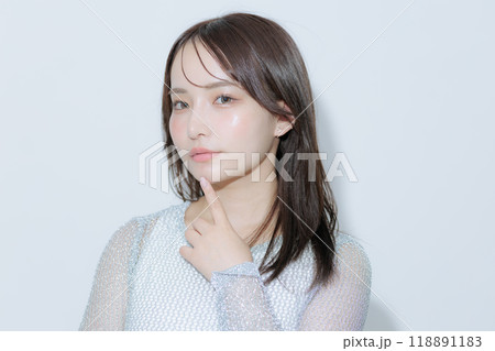 韓国風メイクと服を着た若い女性 118891183