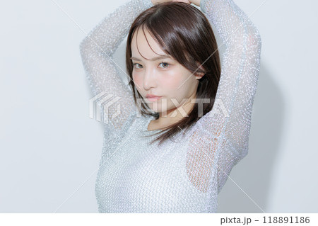 韓国風メイクと服を着た若い女性 韓国風メイクと服を着た若い女性 118891186