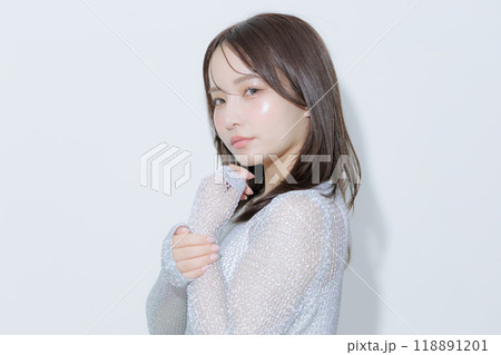 韓国風メイクと服を着た若い女性 118891201