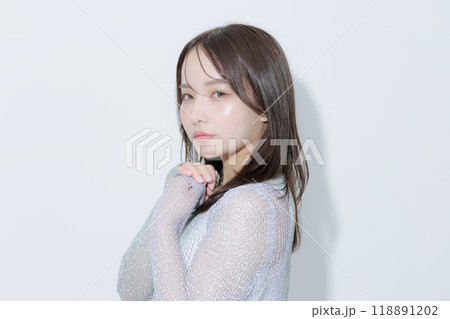 韓国風メイクと服を着た若い女性 韓国風メイクと服を着た若い女性 118891202