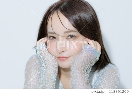 韓国風メイクと服を着た若い女性 韓国風メイクと服を着た若い女性 118891209