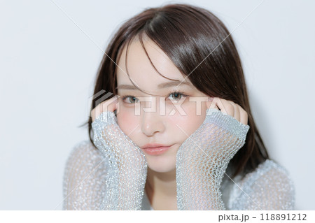 韓国風メイクと服を着た若い女性 韓国風メイクと服を着た若い女性 118891212