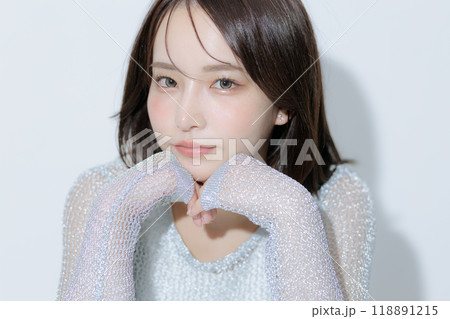 韓国風メイクと服を着た若い女性 韓国風メイクと服を着た若い女性 118891215