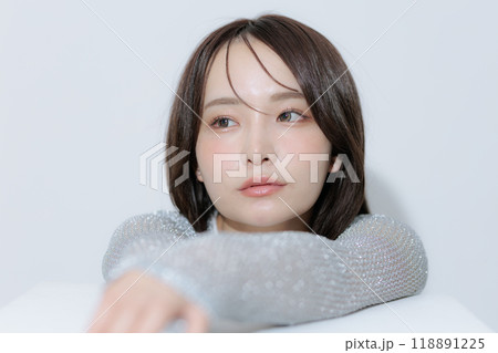韓国風メイクと服を着た若い女性 韓国風メイクと服を着た若い女性 118891225