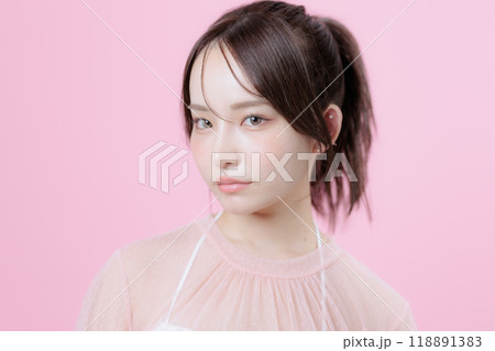 韓国メイクをした若い女性 韓国メイクをした若い女性 118891383