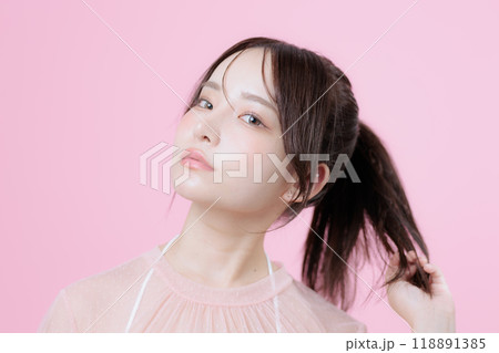 韓国メイクをした若い女性 韓国メイクをした若い女性 118891385