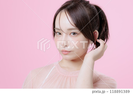 韓国メイクをした若い女性 韓国メイクをした若い女性 118891389