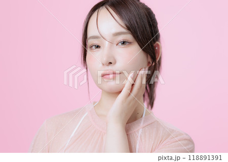 韓国メイクをした若い女性 韓国メイクをした若い女性 118891391