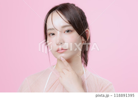 韓国メイクをした若い女性 韓国メイクをした若い女性 118891395