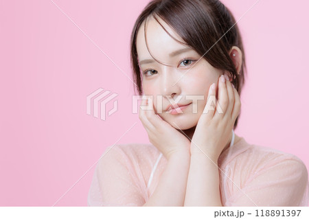 韓国メイクをした若い女性 韓国メイクをした若い女性 118891397