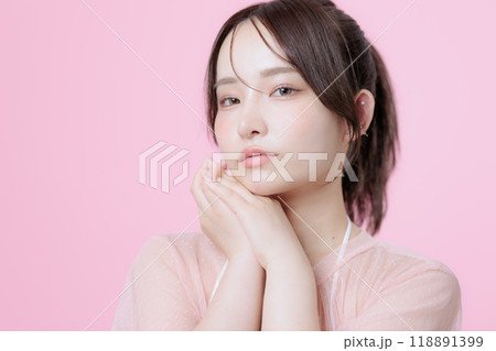 韓国メイクをした若い女性 韓国メイクをした若い女性 118891399