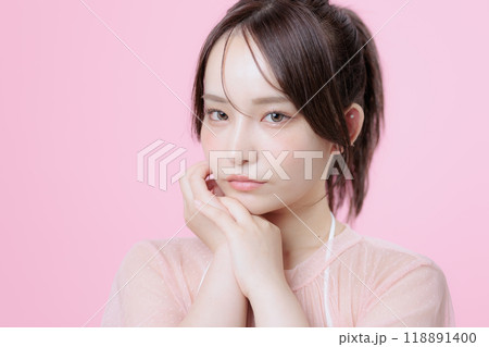 韓国メイクをした若い女性 韓国メイクをした若い女性 118891400