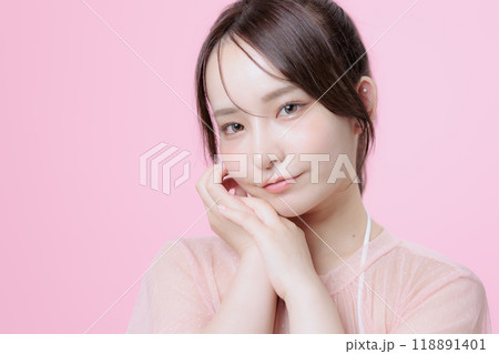 韓国メイクをした若い女性 118891401