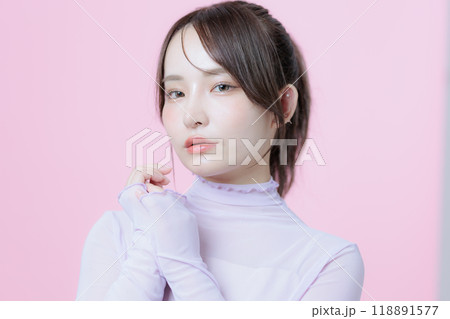 韓国メイクをした若い女性 韓国メイクをした若い女性 118891577