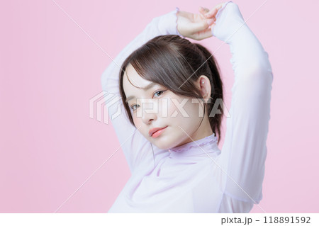 韓国メイクをした若い女性 118891592