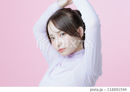 韓国メイクをした若い女性 韓国メイクをした若い女性 118891594