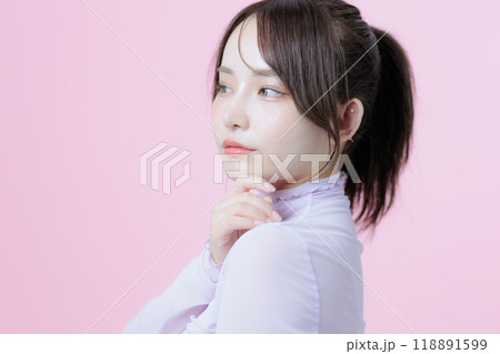 韓国メイクをした若い女性 118891599