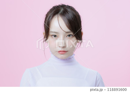 韓国メイクをした若い女性 118891600