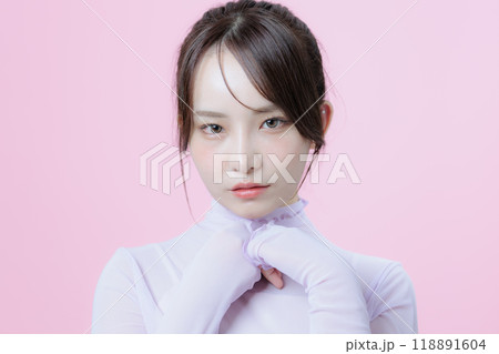 韓国メイクをした若い女性 韓国メイクをした若い女性 118891604