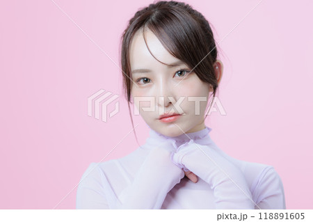 韓国メイクをした若い女性 118891605