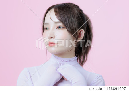 韓国メイクをした若い女性 韓国メイクをした若い女性 118891607