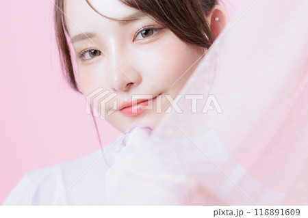 韓国メイクをした若い女性 118891609
