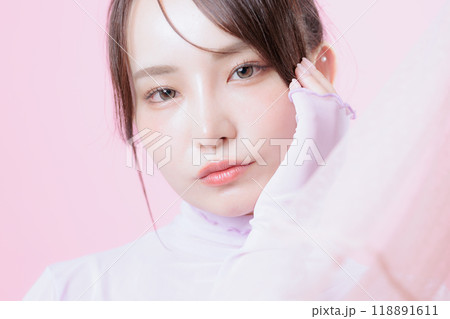 韓国メイクをした若い女性 118891611