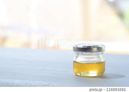 小瓶に入った蜂蜜 118891692