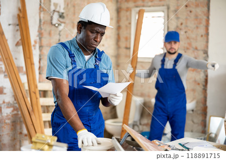 Portrait of foreman examining project documentation 118891715