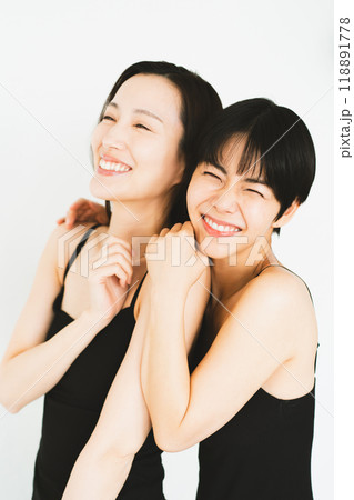 若い女性のボディケア 118891778