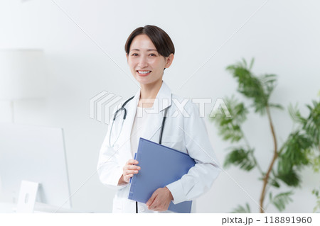 女性医師 118891960